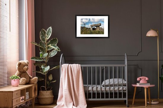 Photo dans le cadre - Un hunebed en Irlande cadre photo noir avec passe-partout blanc, moyen 60x40 cm - Affiche sous cadre (Décoration murale salon / chambre)