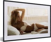 Fotolijst incl. Poster - Vrouw in lingerie op bed - 60x40 cm - Posterlijst