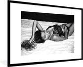 Photo encadrée - Cadre photo femme en lingerie au lit noir avec passe-partout blanc xxl 120x80 cm - Affiche encadrée (Décoration murale salon / chambre)