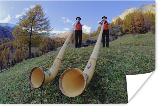 Foto: Mannen die een instrument bespelen bij de alpen poster papier 90x60 cm foto print op poster wanddecoratie woonkamer slaapkamer landschappen poster