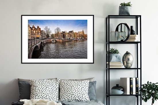 Photo encadrée - Photo de l'américain Keizersgracht sous un ciel bleu avec cadre photo nuages 120x80 cm - Affiche encadrée (Décoration murale salon / chambre)
