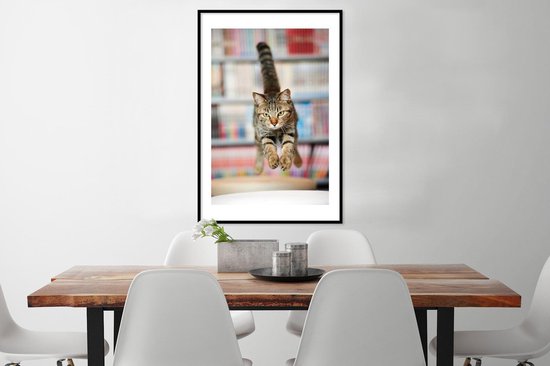 Cadre photo - Chat sautant sur chaise cadre photo noir avec passe-partout blanc 60x90 60x90 cm - Affiche sous cadre (Décoration murale salon / chambre)