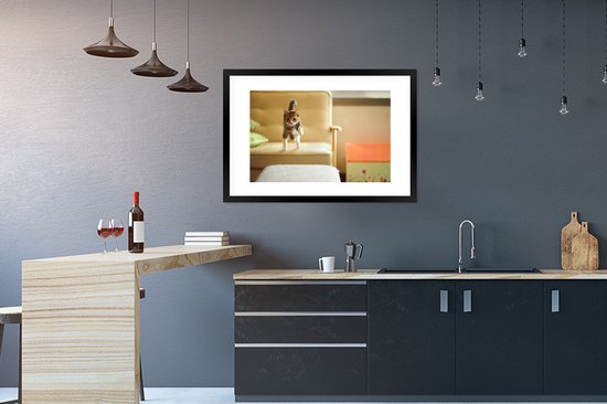 Image encadrée - Chat sautant du canapé cadre photo noir avec passe-partout blanc 60x90 90x60 cm - Affiche encadrée (Décoration murale salon / chambre)