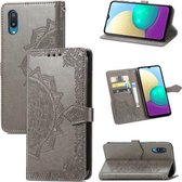 Voor Samsung Galaxy A02 Mandala bloem reliëf horizontale flip lederen tas met beugel / kaartsleuf / portemonnee / lanyard (grijs)