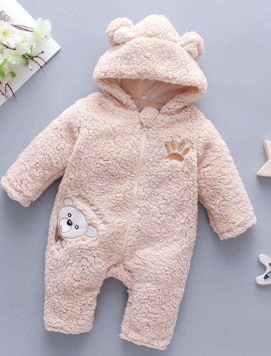 Lichtroze teddy pakje met berenmuts en applicatie van een beer en pootafdruk.