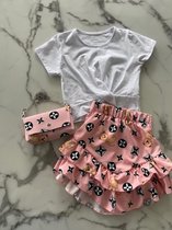 Meisjes kledingsetje 3 delig bestaande uit een shirt, rok en een tasje in de kleur roze met wit, verkrijgbaar in de maten 104/4 t/m 164/14
