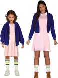 Moeder en dochter gekleed in dezelfde outfit: roze jurk, blauwe jas, witte kousen met strepen.