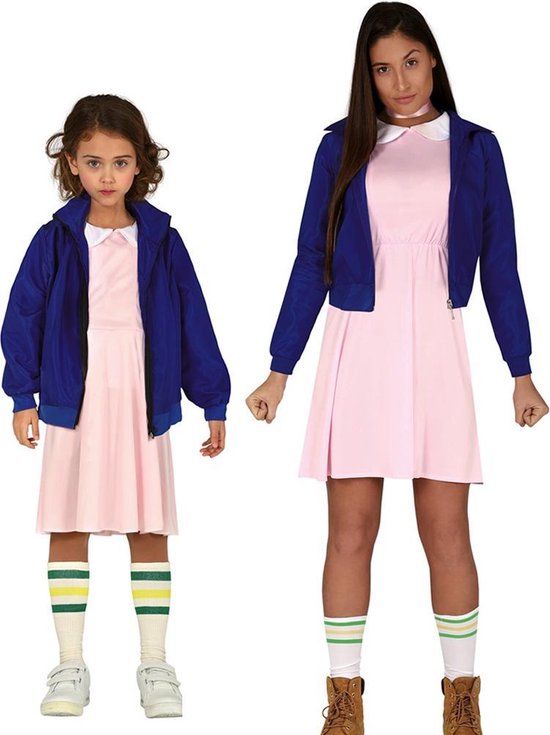 Moeder en dochter gekleed in dezelfde outfit: roze jurk, blauwe jas, witte kousen met strepen.