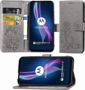 Voor Motorola One Fusion Plus Vierbladige gesp Reliëfsluiting Mobiele telefoonbescherming Leren tas met Lanyard & Card Slot & Wallet & Bracket-functie (grijs)