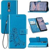 Voor Nokia 2.4 vierbladige gesp reliëf gesp mobiele telefoon bescherming lederen tas met lanyard & kaartsleuf & portemonnee & beugel functie (blauw)