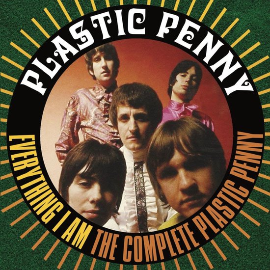 Vier mannen poseren voor een albumhoes met de tekst 'Everything I Am The Complete Plastic Penny'.