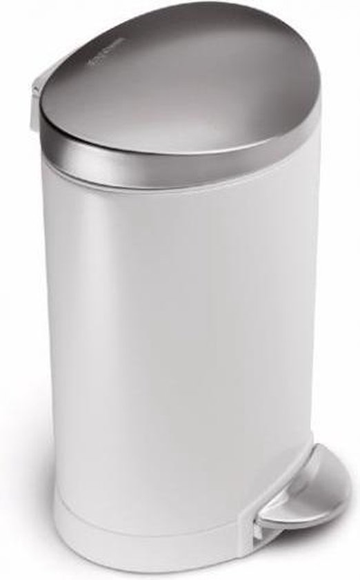 Witte prullenbak met gebogen metalen deksel en voetpedaal.