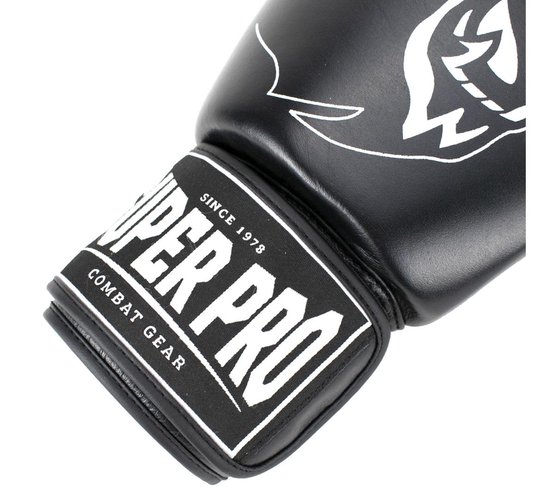 Zwarte bokshandschoen, focus op de polsband met het 'Super Pro Combat Gear' logo in wit.