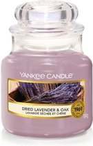 Bol.com Yankee Candle Small Jar Geurkaars Dried Lavender & Oak aanbieding