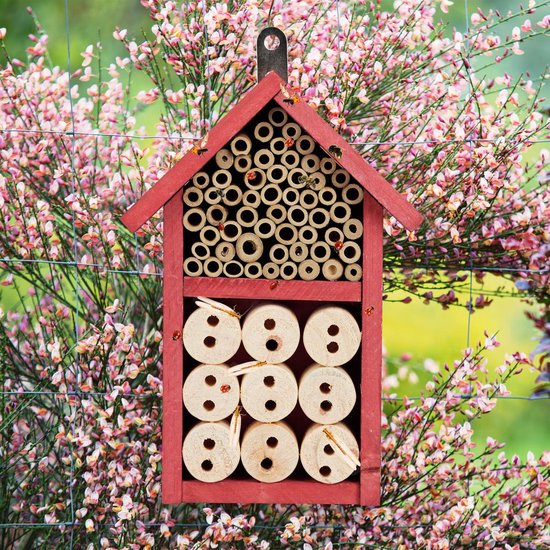 Insectenhotel op paal kopen? Groot insectenhuis incl. stok