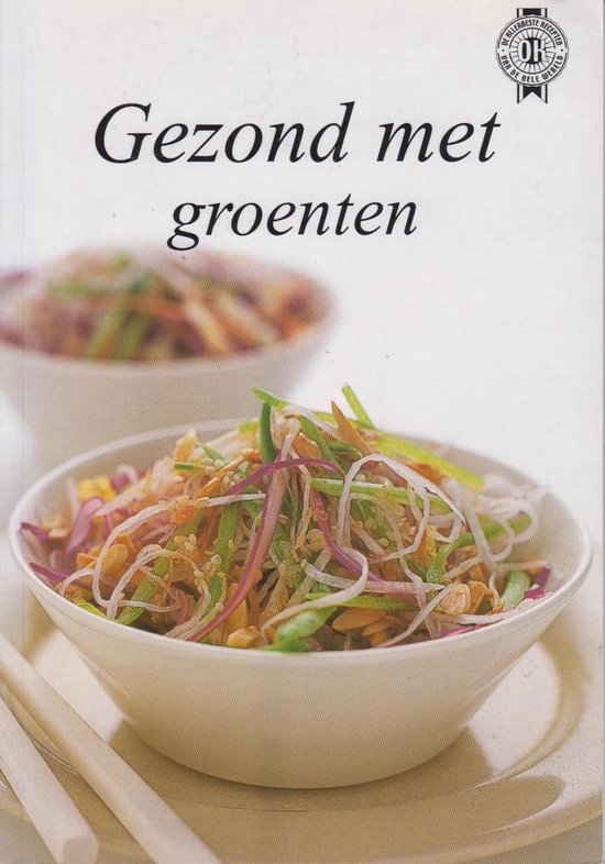 Boek met recepten, 'Gezond met groenten'. Twee witte kommen met salade van glasnoedels, wortel, ui en sesamzaadjes. Een eetstokje ligt ernaast.