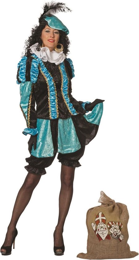 Vrouw in aquablauw en zwart Pietenpak met baret, grote kraag en gouden oorbellen, met jute zak.