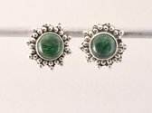 Fijne bewerkte zilveren oorstekers met jade