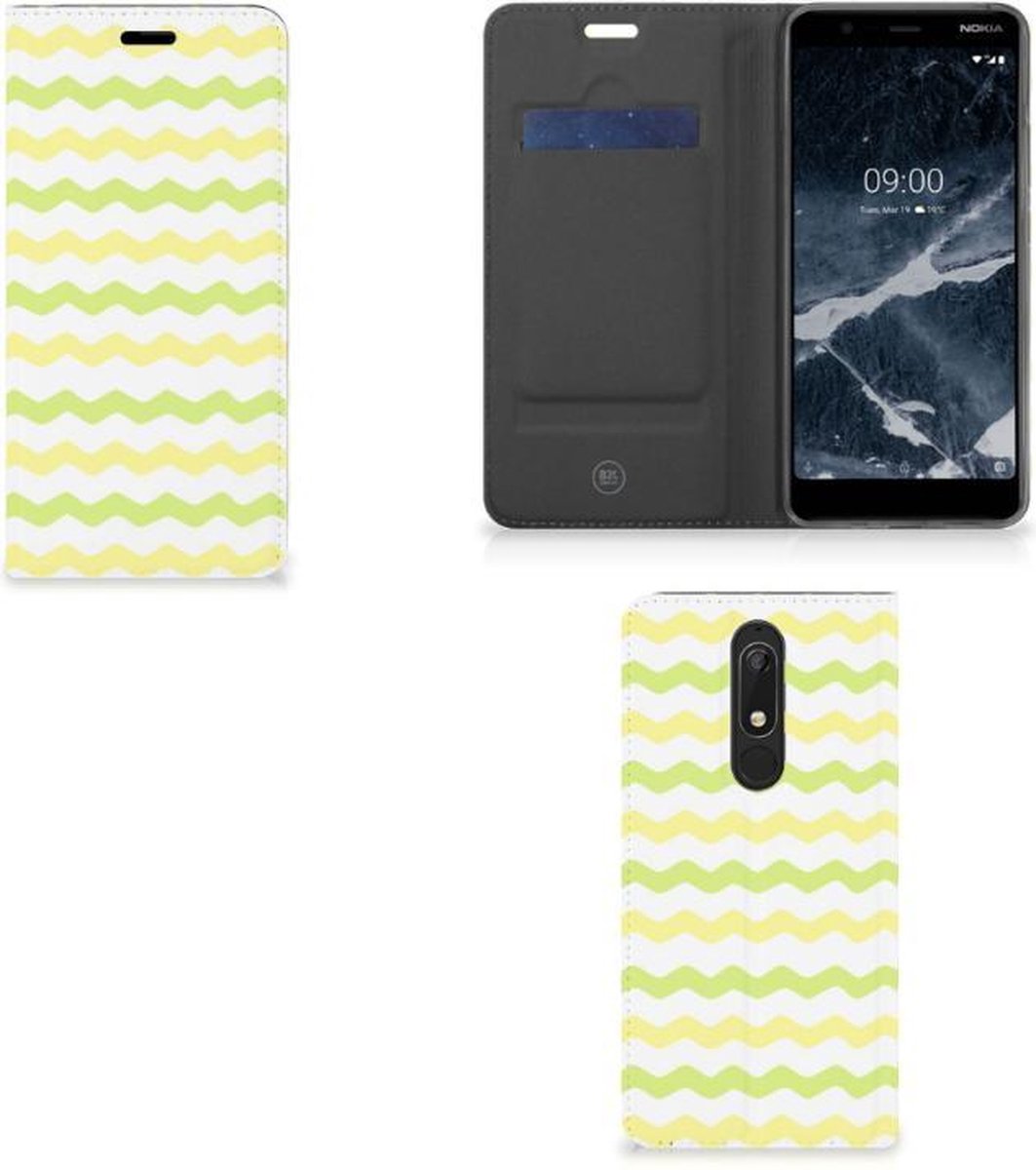 Nokia 5.1 (2018) Hoesje met Magneet Waves Yellow