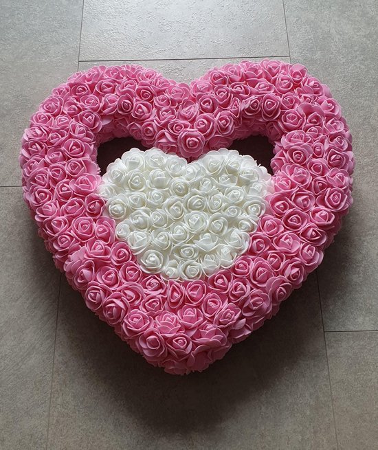 Harten krans van roze met witte kunst/foam rozen in geschenkfolie,  cadeau,... | bol.com