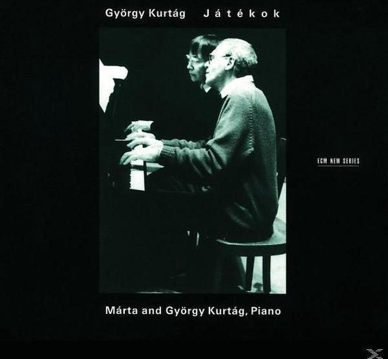 Márta en György Kurtág spelen piano op dit album met de titel 'Játékok'. Ze zitten naast elkaar aan de piano.