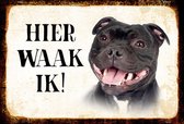 Wandbord Dieren Honden - 20x30 - Hier Waak Ik - Stafford Shire Bull Terrier