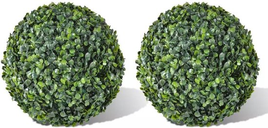 Twee groene kunstmatige buxusbollen op een witte achtergrond.