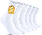 Vijf paar witte sportsokken, met een gele tag waarop "5 PAAR" staat.