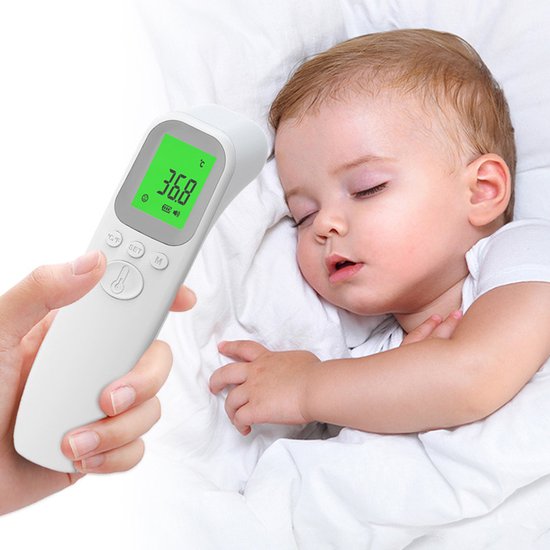 Witte thermometer met groen LCD-scherm dat 36.8°C aangeeft, houdt een slapende baby op de achtergrond.