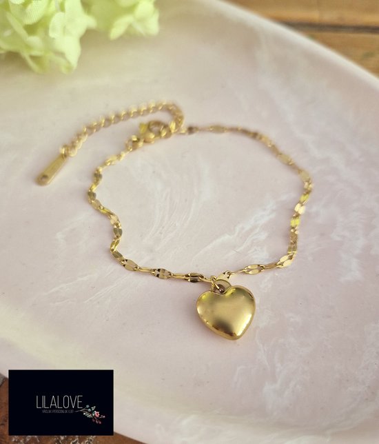 Gouden armband met schakels en hartjesbedel.