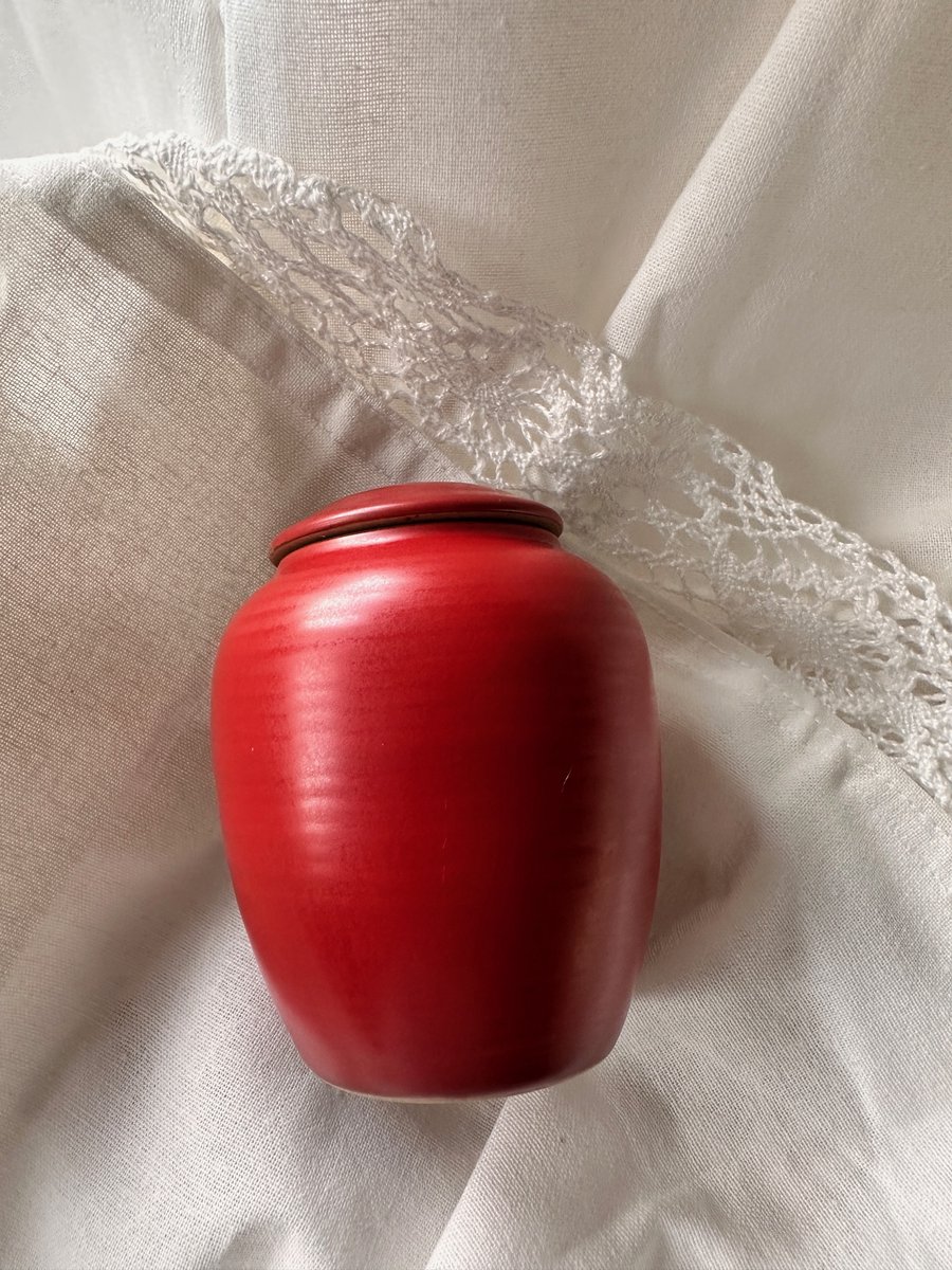 Urn - Urnen - Modern - As - Crematie - Afscheid - Herinnering - Familie - Troost - Rood - Herdenken - Afscheid & Troost - AF-TC704