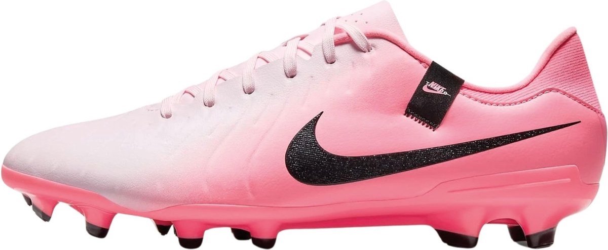 Nike Tiempo Legend 10 Academy FG/MG voetbalschoenen in maat 45.5, met een lichtroze bovenwerk en zwarte swoosh.