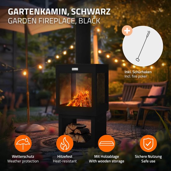 Zwarte tuinhaard met open haard, houtopslag, schoorsteen en vuurhaak. Omringd door sfeerverlichting.