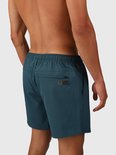 Arrière d'un homme portant un maillot de bain bleu sarcelle, avec poches et logo.