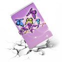 Paarse tablethoes met een print van paarse, blauwe, gele en groene vlinders en glinsterende sterren. De hoes valt op gebroken tegels.