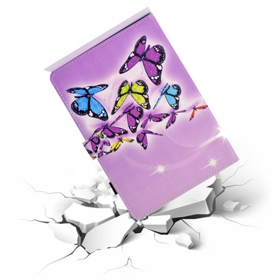 Paarse tablethoes met een print van paarse, blauwe, gele en groene vlinders en glinsterende sterren. De hoes valt op gebroken tegels.