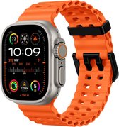 Zilverkleurige smartwatch met oranje, geperforeerde sportband. Het scherm toont 10:09, kompas, hoogte en activiteiten.