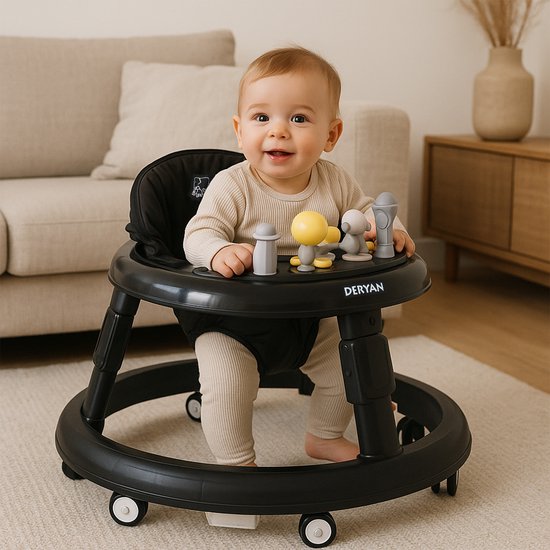 Baby in een zwarte Deryan loopstoel met speelgoed en de tekst 'DERYAN'.