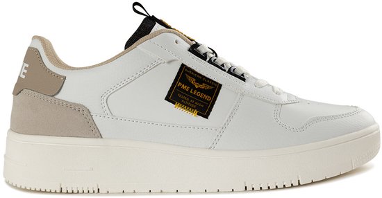 Witte PME Legend sneaker met beige suède details aan de hiel en zijkant. Het label op de zijkant toont 'PME LEGEND'.