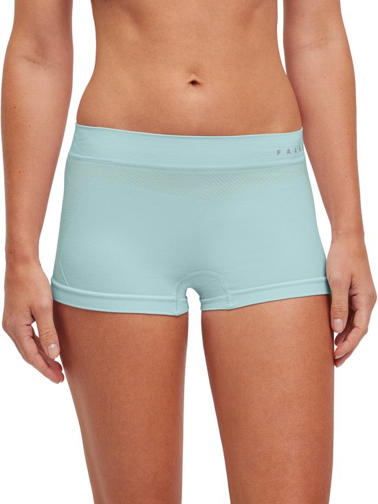 Model in groen Falke short, nauwsluitend, met logo op de tailleband.