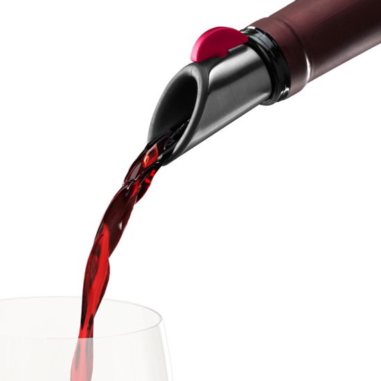 Rood wijn wordt geschonken via een grijs met rood Innovine wijnschenker in een glas.