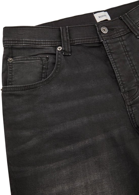 Sluiting en zakken van een grijze denim short met Mustang branding.