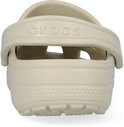 Crème Crocs klomp met klittenband en "Crocs" logo op de band.