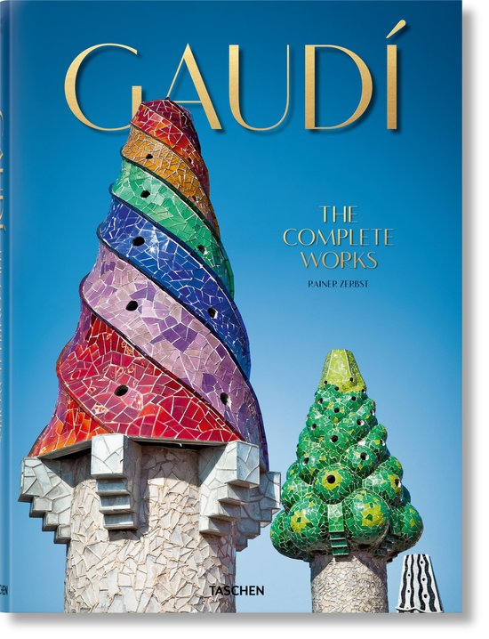 Boekomslag van GAUDÍ THE COMPLETE WORKS, met een kleurrijke, veelkleurige puntige toren versierd met mozaïek, op de achtergrond de tekst 'GAUDÍ THE COMPLETE WORKS'.