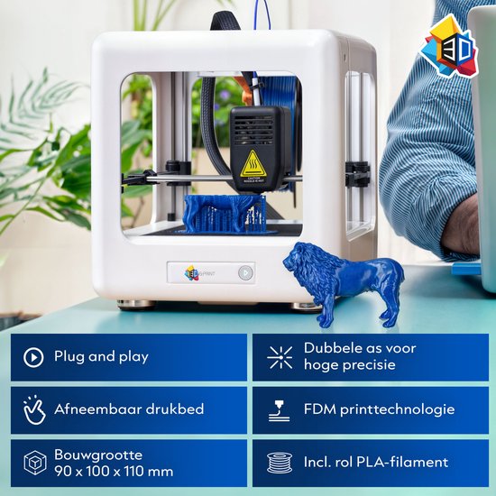 Witte 3D-printer met blauwe leeuw en blauwe robotarm print. Tekst: 'Plug and play', 'Afneembaar drukbed', 'Bouwgrootte 90 x 100 x 110 mm', 'Dubbele as voor hoge precisie', 'FDM printtechnologie', 'Incl. rol PLA-filament'.
