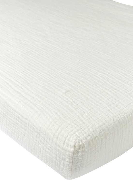 Offwhite ledikant hoeslaken, gemaakt van zacht hydrofiel textiel met een gekreukeld effect.