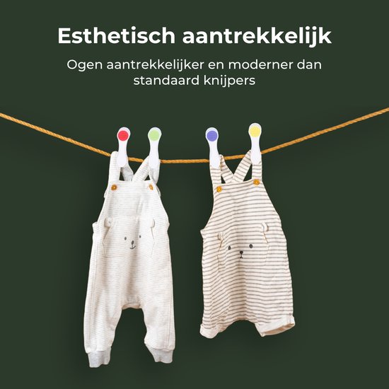 Twee witte baby-overalls met een teddybeerprint, elk opgehangen met een kleurrijke wasknijper.