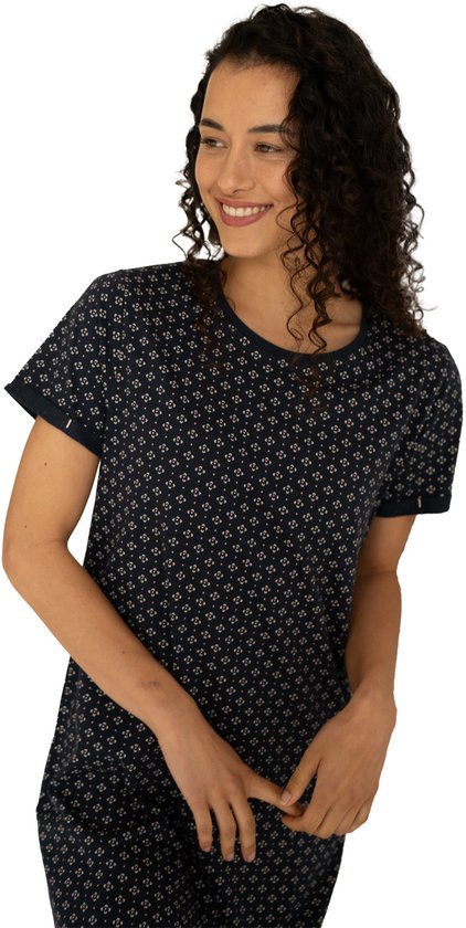 Donkerblauw nachthemd met korte mouwen en een repetitief patroon van kleine witte en roze bloemetjes.