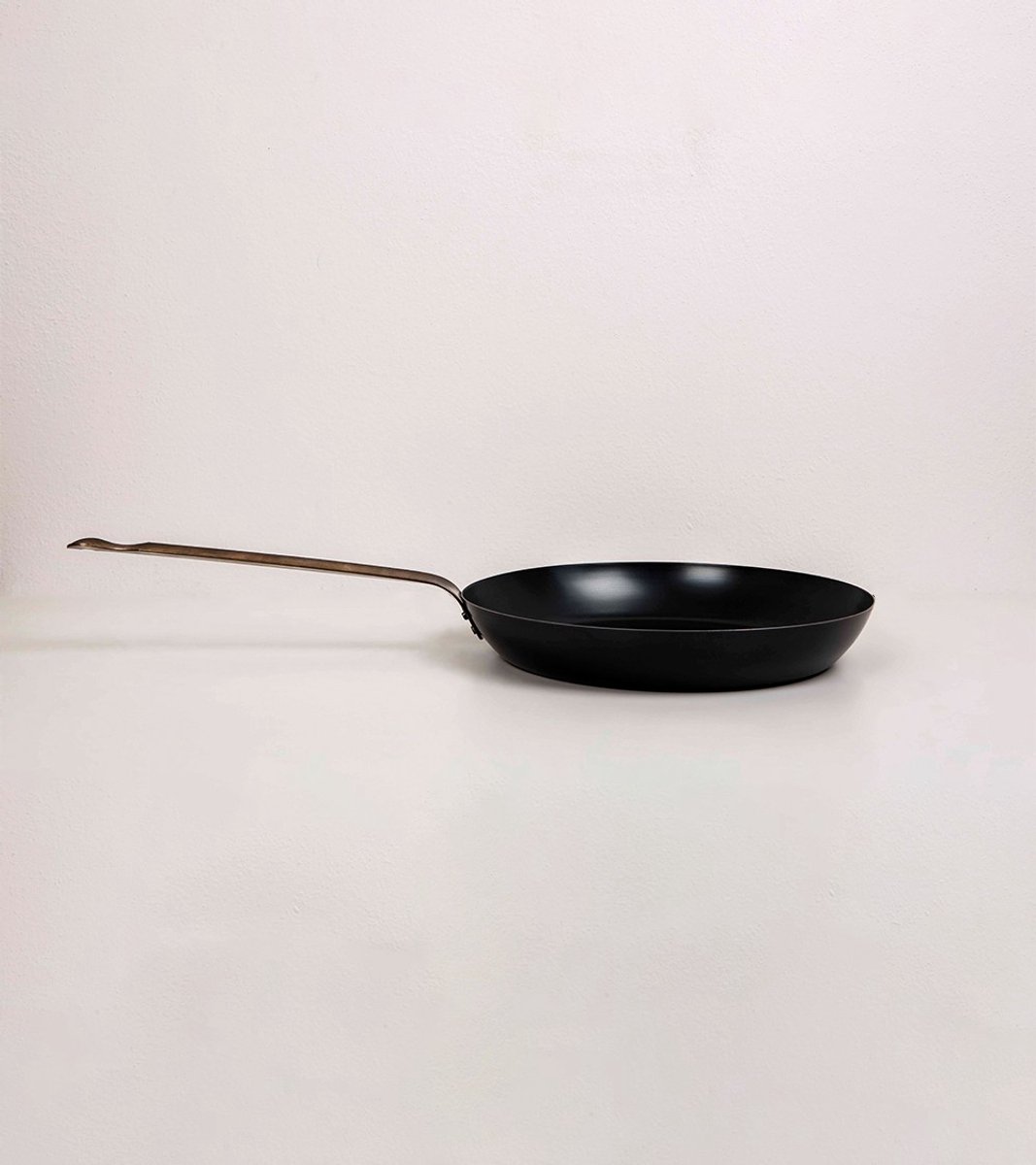 KnIndustrie- Professionele Zwarte IJzeren Koekenpan - Hoge Temperatuur voor Knapperige Frites - Ø 28 cm