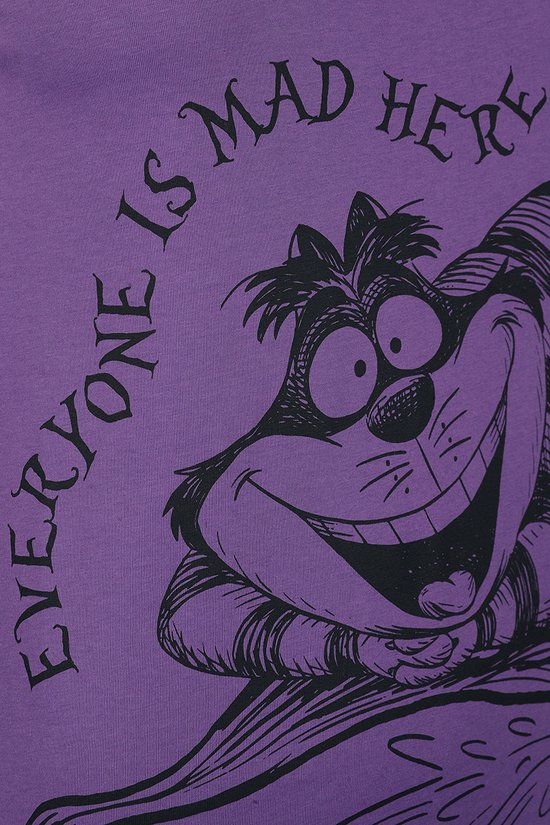 Close-up van een paars Disney T-shirt met een zwart-wit tekening van de Cheshire Cat.
